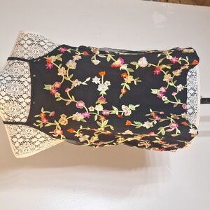 🌸Absolutely Gorgeous Black floral embroidered tank NWT